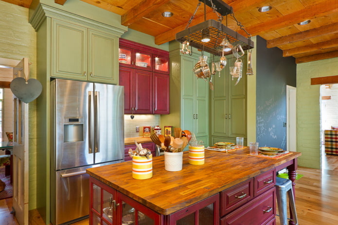 interiér kuchyne v červenej a zelenej farbe