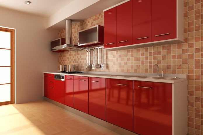 raudonos ir smėlio spalvos tonų virtuvės interjeras