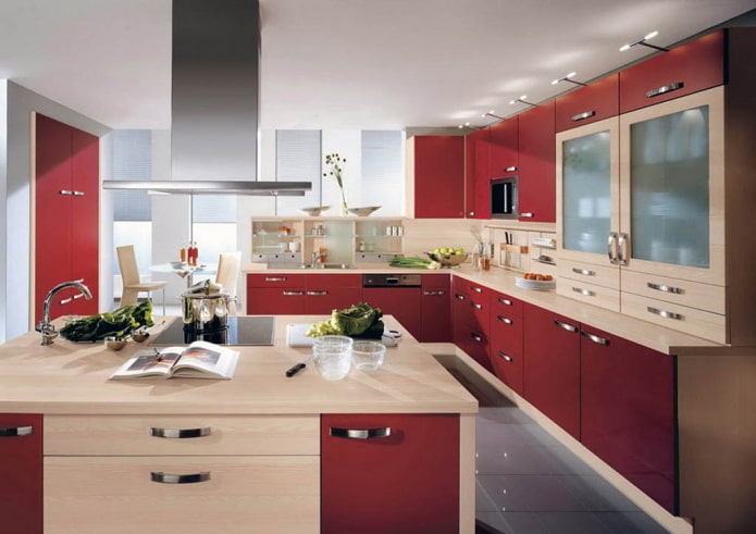 raudonos ir smėlio spalvos tonų virtuvės interjeras