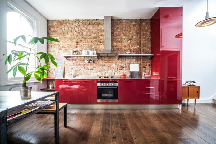 kuchyňský interiér v červenohnědých tónech
