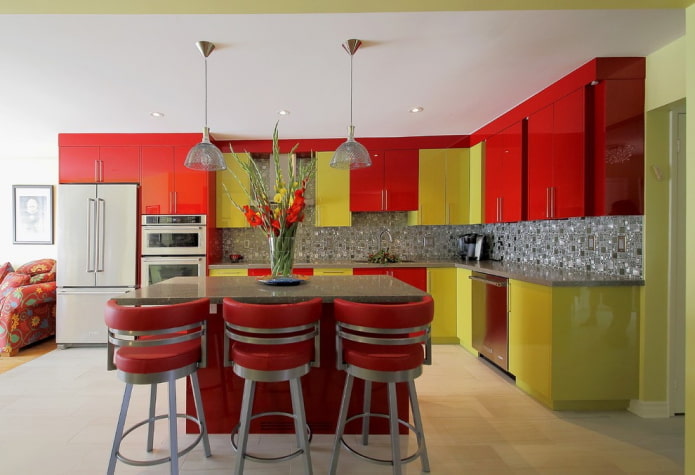 nội thất nhà bếp màu đỏ và xanh lá cây