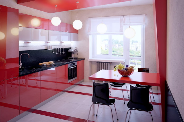 záclony v interiéri kuchyne v červených tónoch
