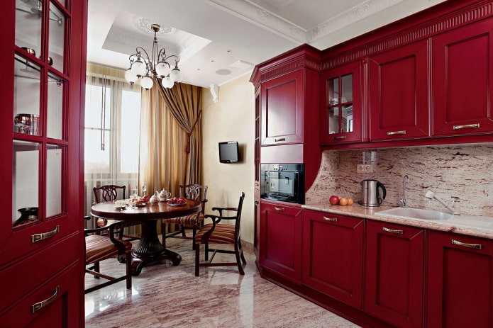 raudonos spalvos virtuvės interjeras