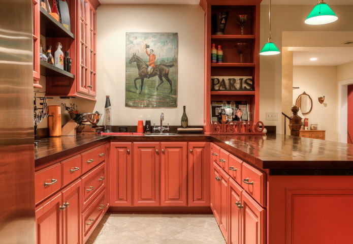 interiér kuchyne v červených tónoch