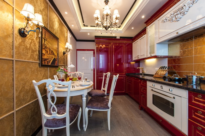 sarkans virtuves interjers klasiskā stilā