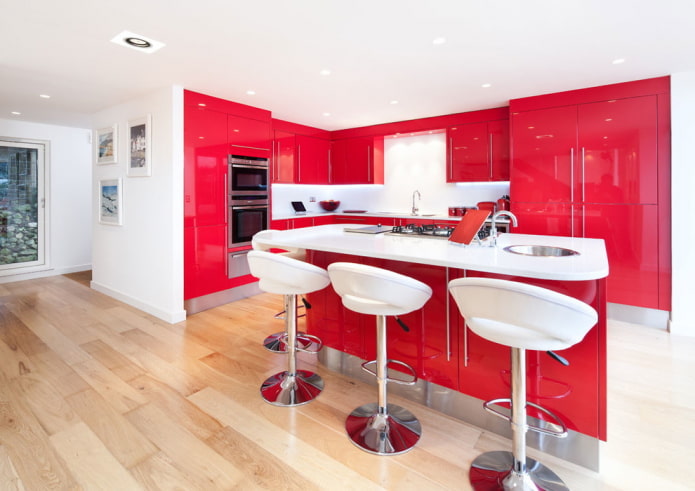 kuchynský nábytok v červených tónoch