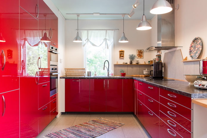 wnętrze małej kuchni w odcieniach czerwieni