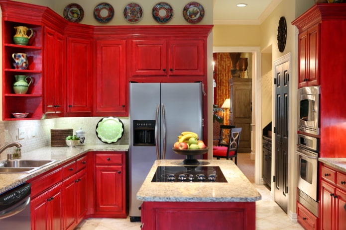 interiér malé kuchyně v červených tónech