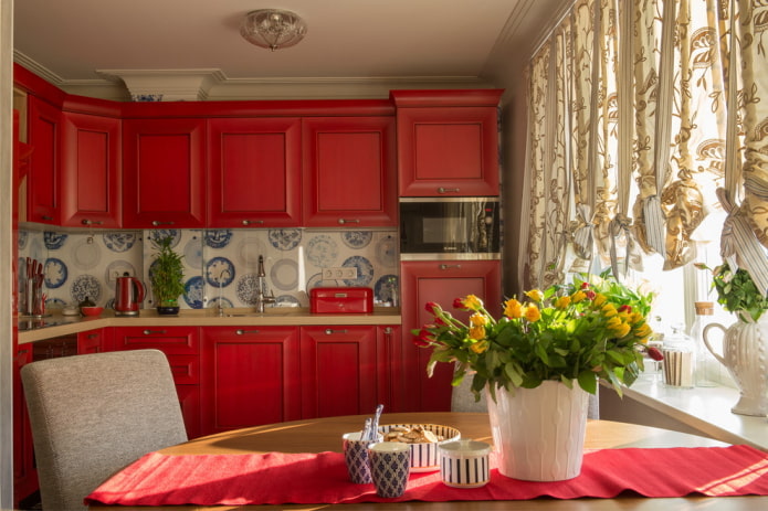 εσωτερικό μιας μικρής κουζίνας σε κόκκινους τόνους