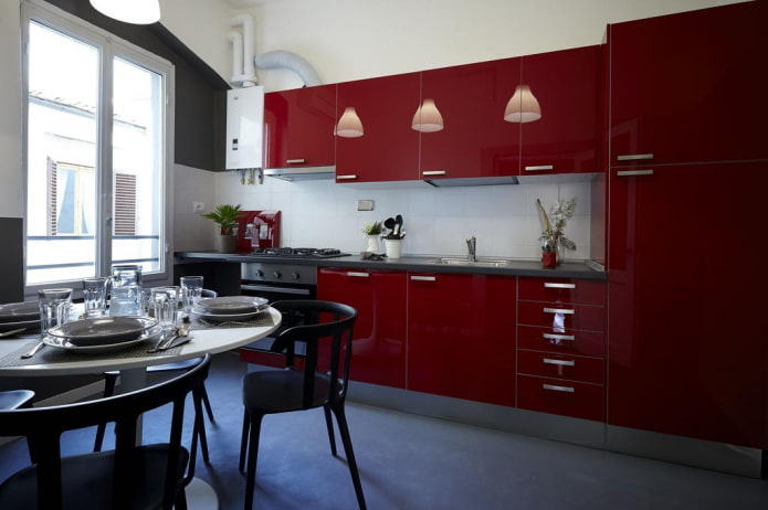 virtuves interjers sarkanos toņos