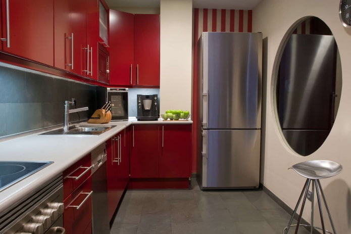 wnętrze małej kuchni w odcieniach czerwieni