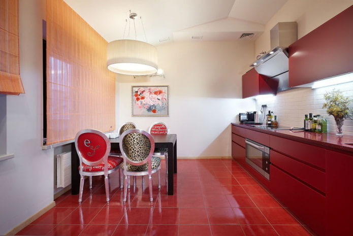 kuchyňská dekorace v červených tónech