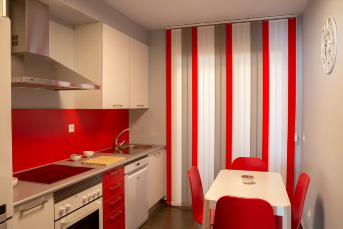 gordijnen in het interieur van de keuken in rode tinten