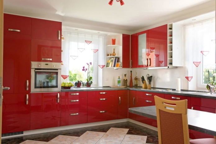záclony v interiéru kuchyně v červených tónech