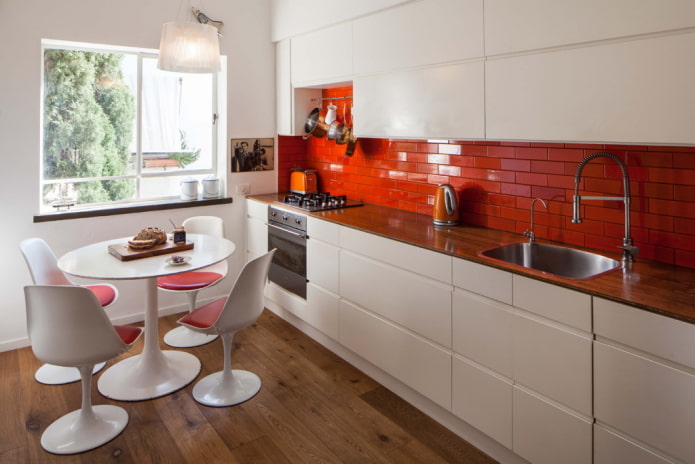 kuchyňský interiér s červenými akcenty