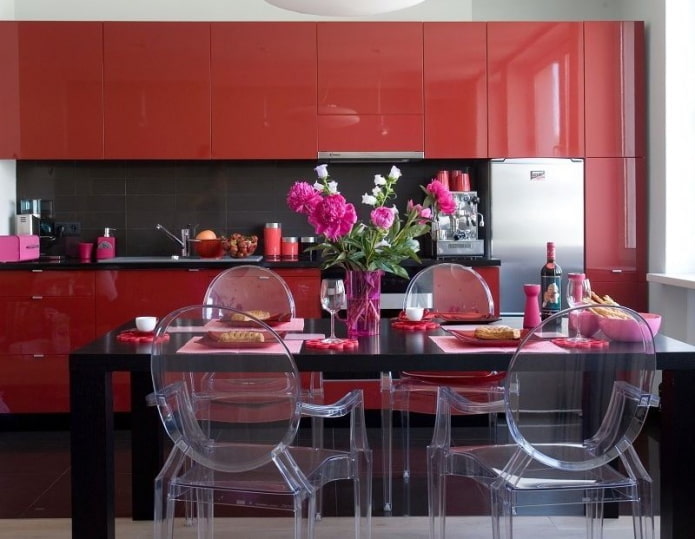 raudonų tonų virtuvės baldai