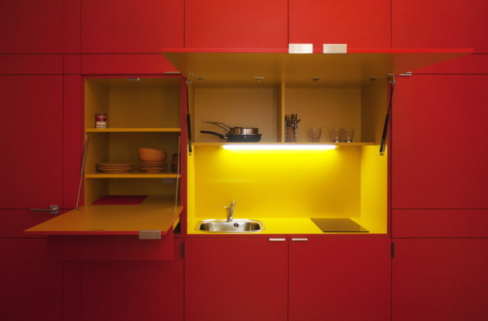 køkkenindretning i gule og røde farver