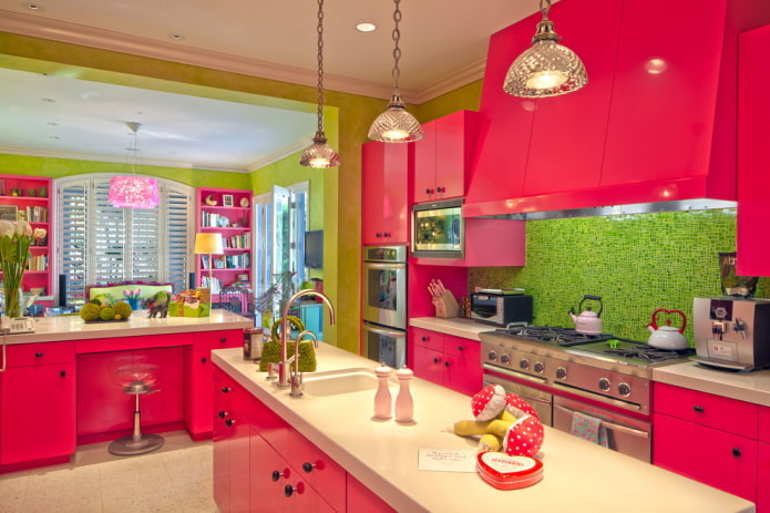 wnętrze kuchni w kolorach czerwonym i zielonym