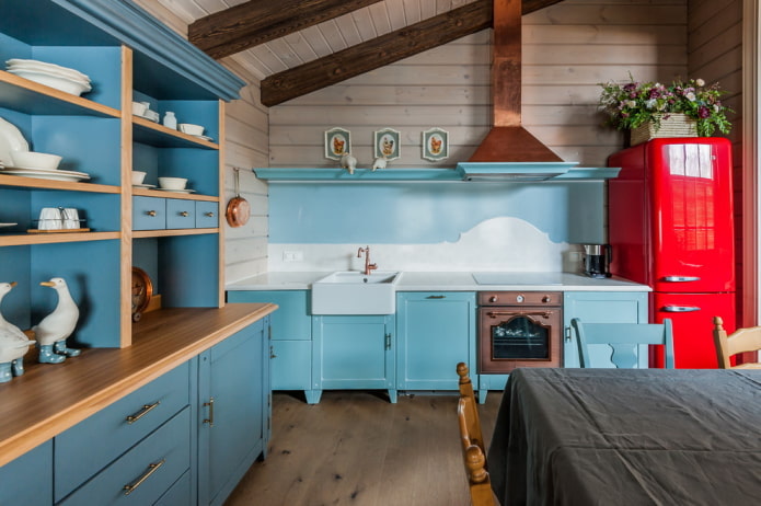 mobili all'interno della cucina in stile rustico country