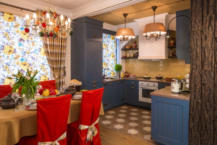 indretning og belysning i køkkenet i en rustik landlig stil
