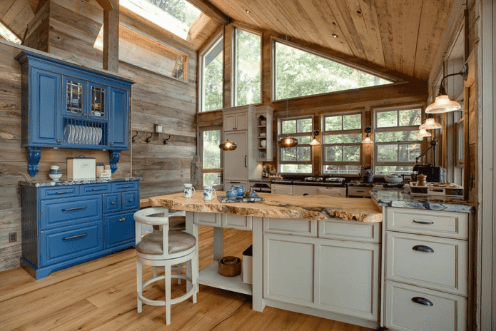 møbler i det indre af køkkenet i en rustik landlig stil
