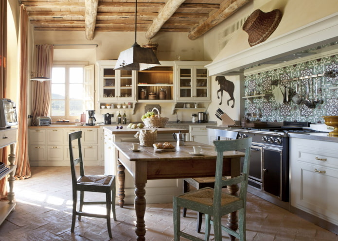 nábytek v interiéru kuchyně v rustikálním venkovském stylu