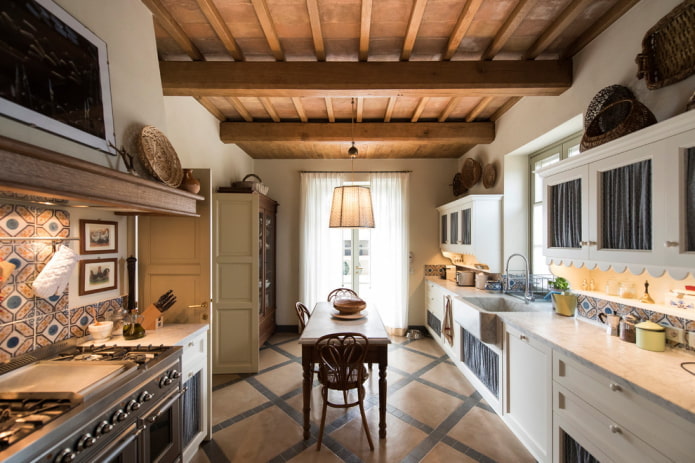 rustikt køkken i det indre af huset