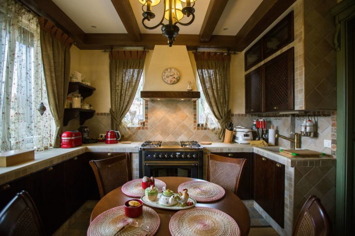 malá kuchyňa v rustikálnom vidieckom štýle