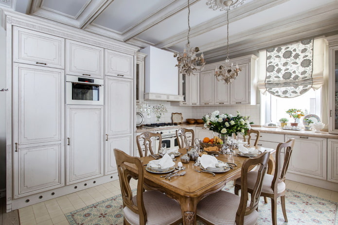 Provence-tyyli valkoisen keittiön sisätiloissa