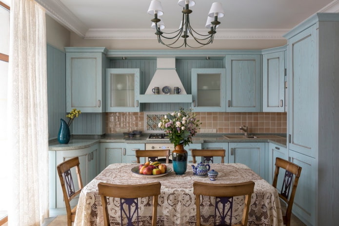 Stilul Provence în interiorul unei bucătării albastre