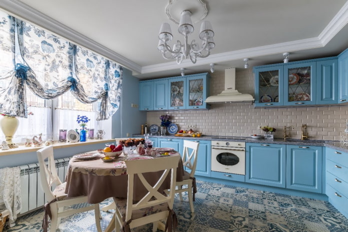 Mavi bir mutfağın iç kısmında Provence tarzı