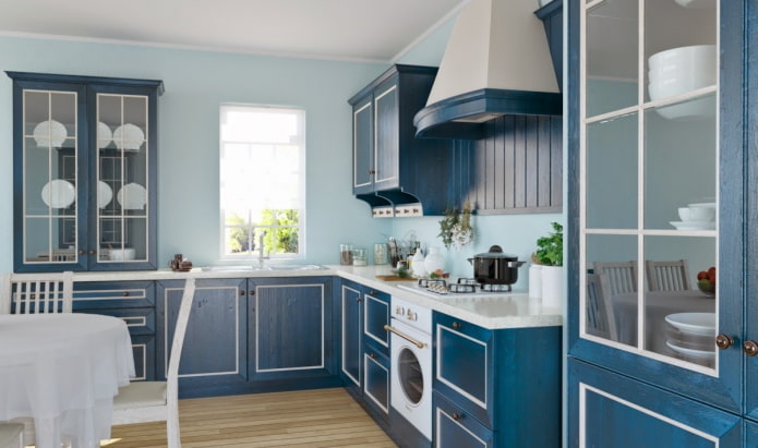 Provence stil i det indre af et blåt køkken