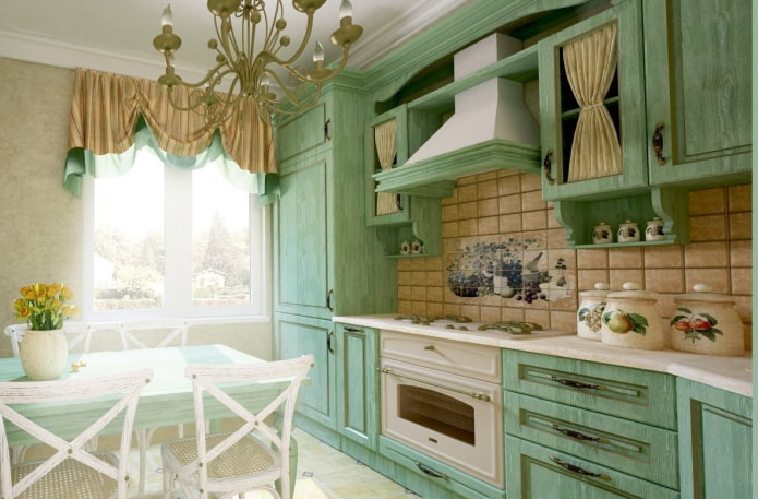 Provence stil i det indre af et grønt køkken