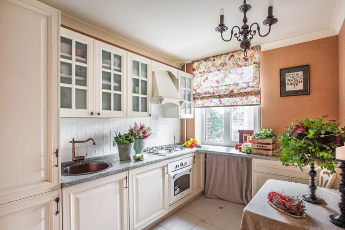 záclony a textil v interiéru kuchyně v provensálském stylu