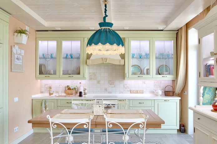illuminazione all'interno della cucina in stile provenzale