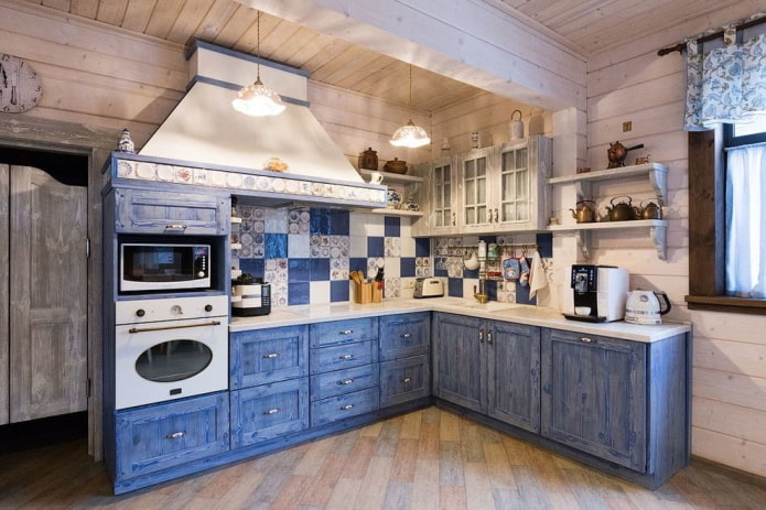 Nhà bếp phong cách Provence trong một ngôi nhà riêng