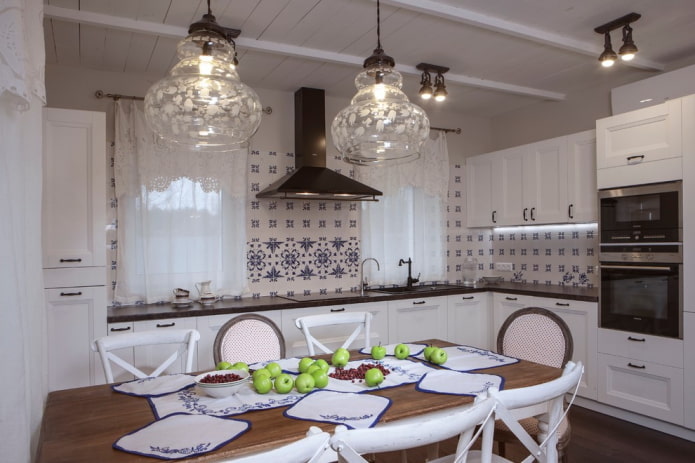 Provençaalse stijl in het interieur van een witte keuken