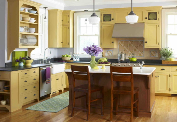 Provansas stils dzeltenās virtuves interjerā