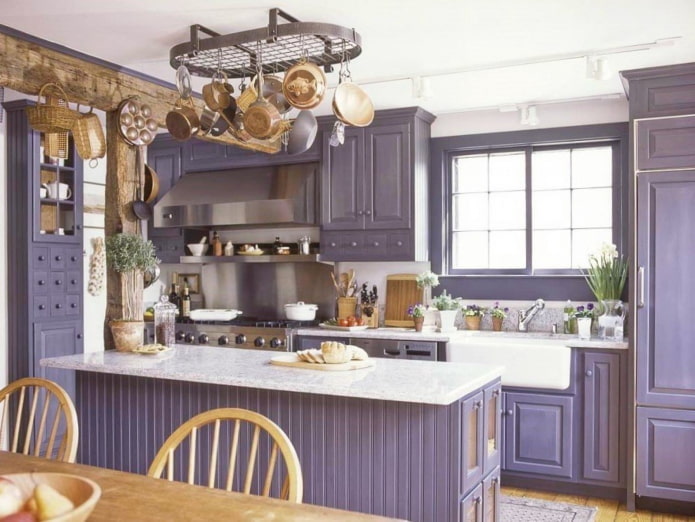 Style provençal à l'intérieur d'une cuisine lilas