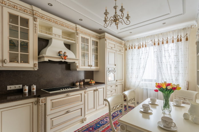 Bej bir mutfağın iç kısmında Provence stili