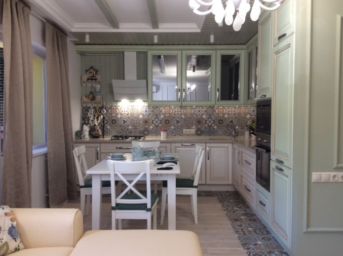 interiér kuchyně v provensálském stylu