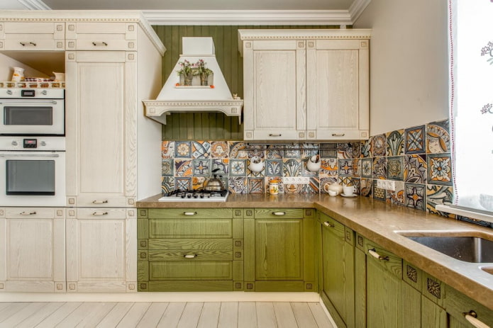 Provansas stils zaļas virtuves interjerā