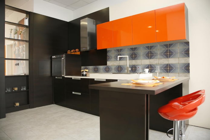 virtuves interjers melnā un oranžā krāsā
