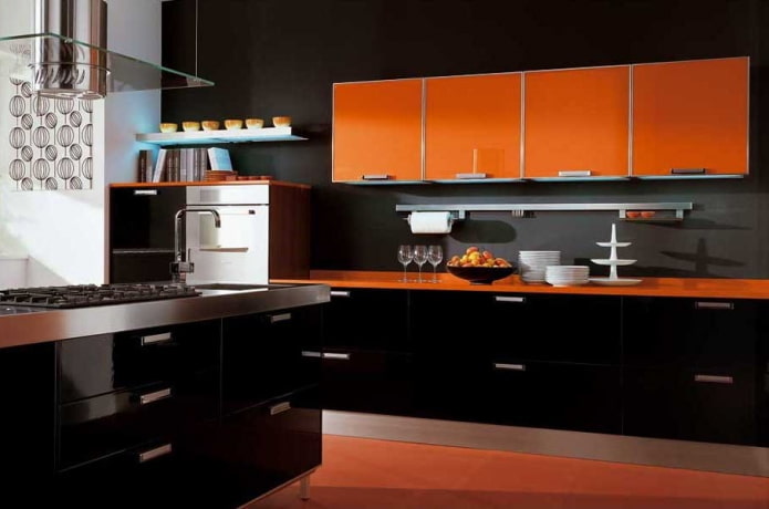 køkkenindretning i sorte og orange farver