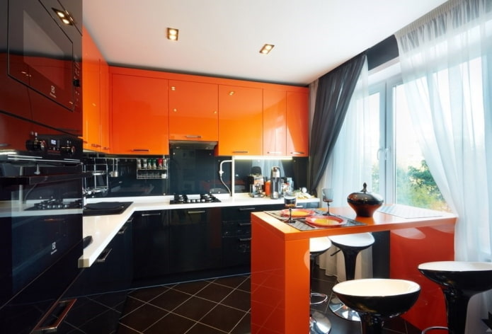 кухненски интериор в черни и оранжеви цветове