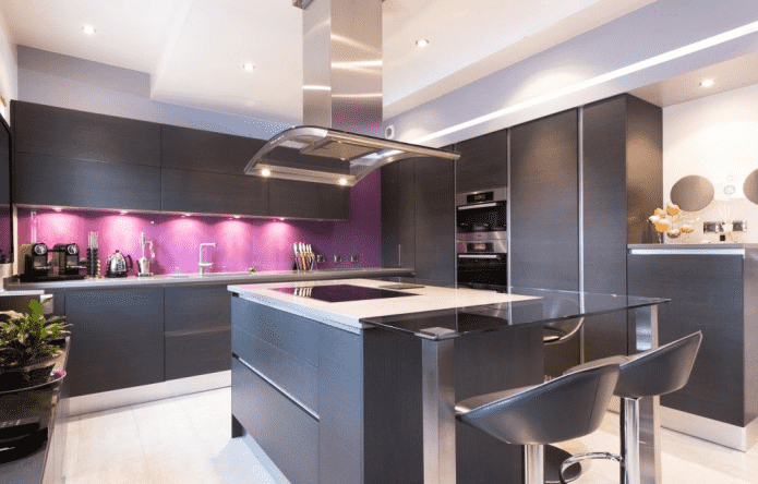 virtuvės interjeras juodais ir violetiniais tonais