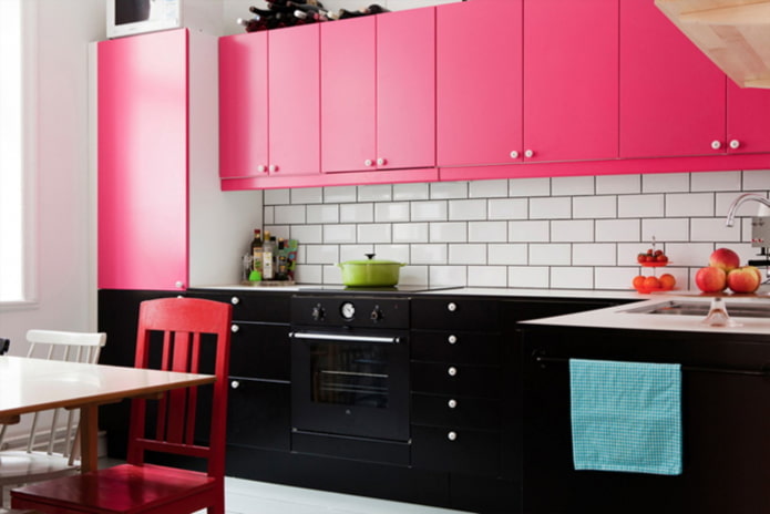 keittiön sisustus mustalla ja vaaleanpunaisella värillä