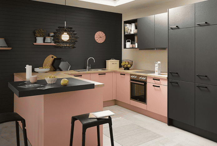 virtuvės interjeras juodos ir rausvos spalvos