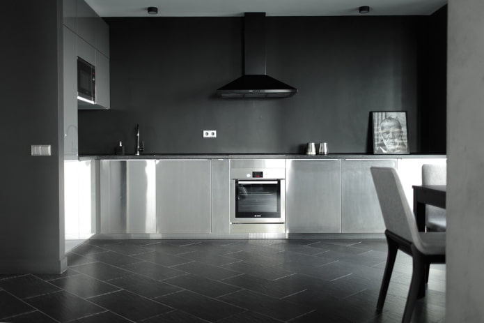 virtuves interjers pelēkā un melnā krāsā