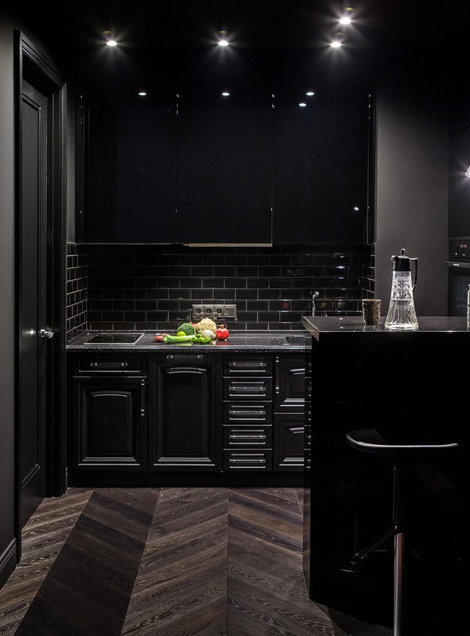 hoàn thiện trong nội thất của nhà bếp với tông màu đen